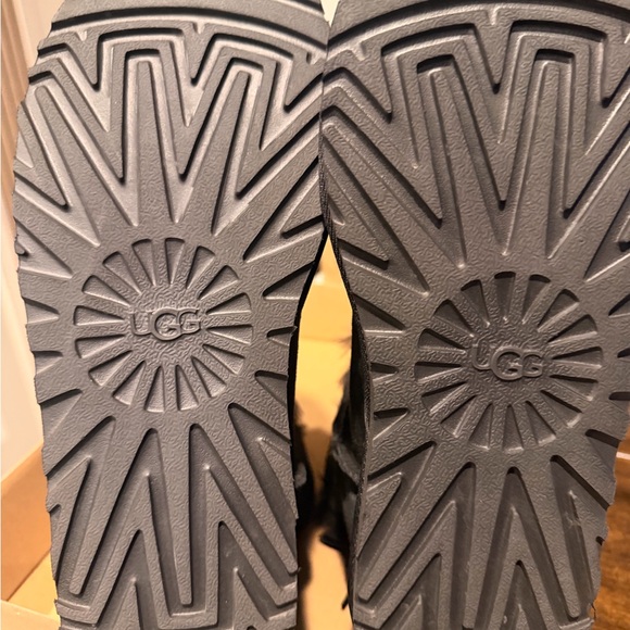 UGG Womens Mini Bailey Bow Black Size 7 Brand New NEVER WORN IN ORIGINAL BOX - Picture 7 of 9